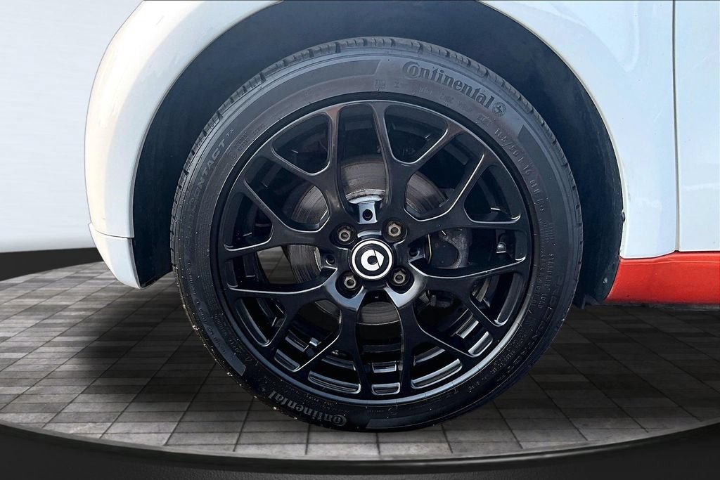 Used 2016 smart fortwo passion RWD image 9