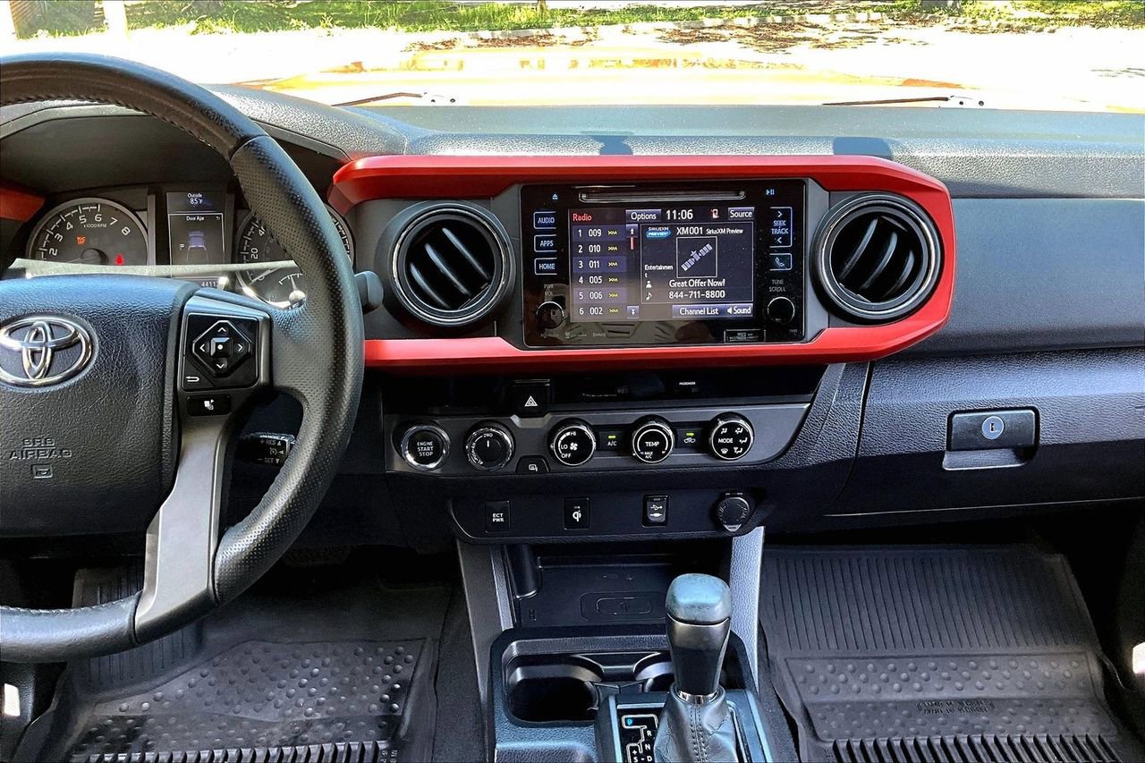 Used 2017 Toyota Tacoma TRD Sport w/ Tow Package (A/T) AWD/4WD image 9