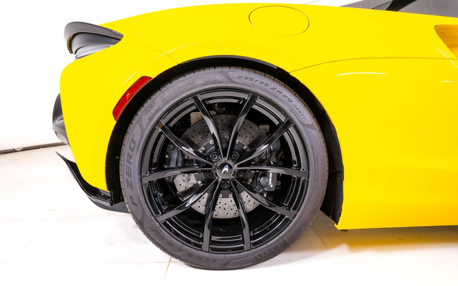 Used 2025 McLaren Artura Spider RWD image 18