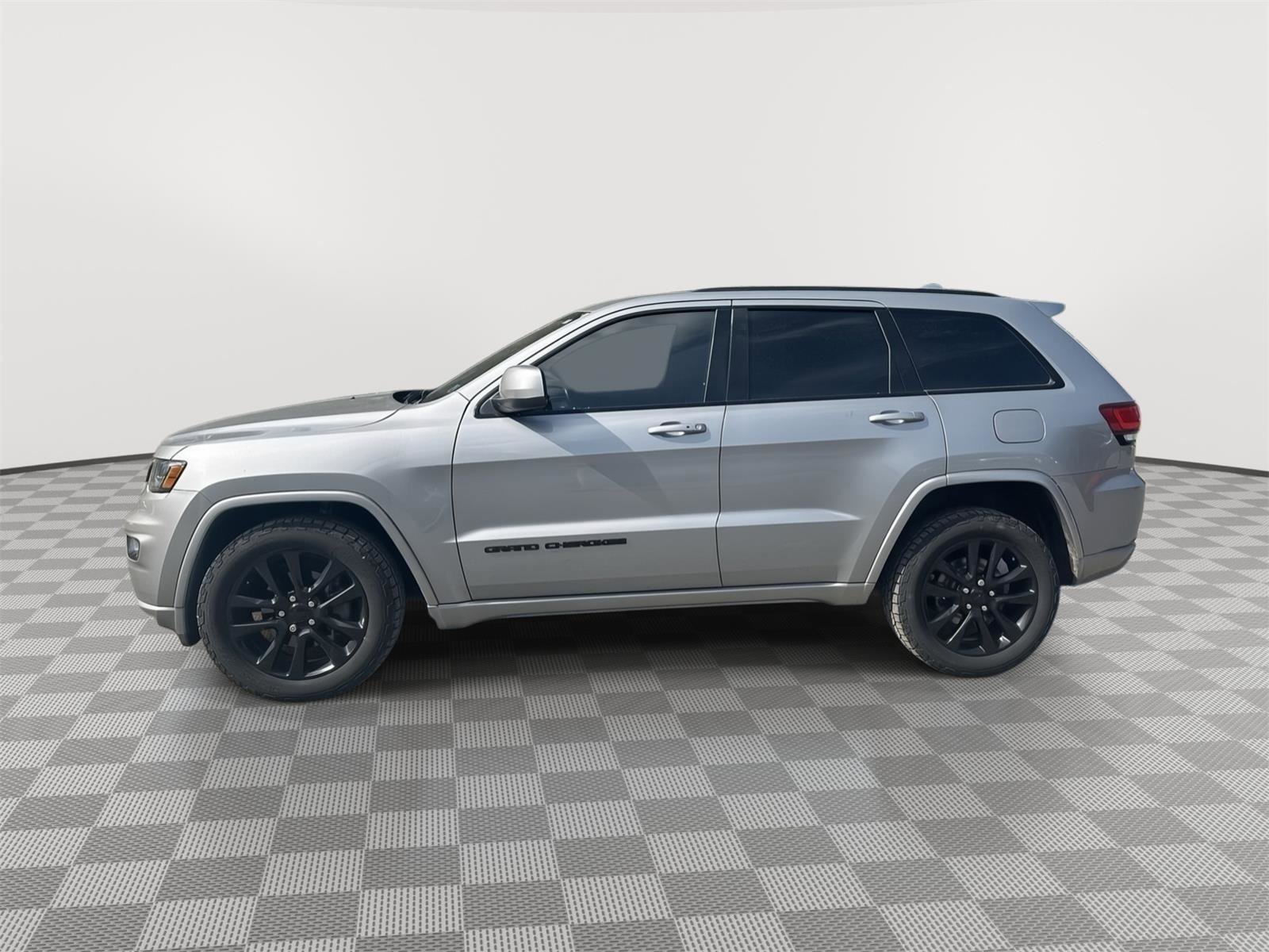 Used 2020 Jeep Grand Cherokee Altitude image 2