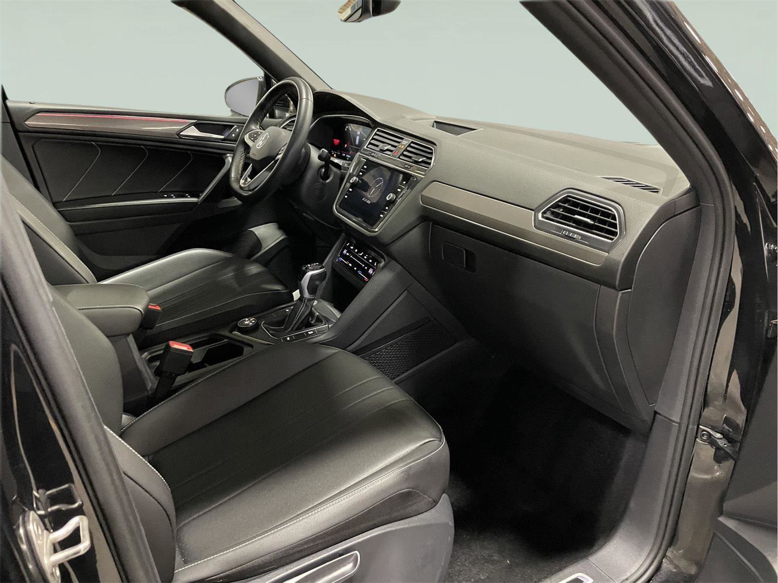 Used 2023 Volkswagen Tiguan SE R-Line image 20