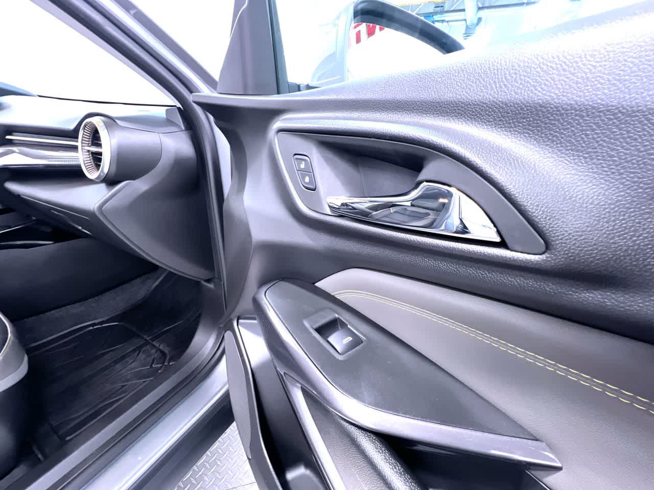 Used 2025 Chevrolet Trax ACTIV w/ Sunroof Package FWD image 35