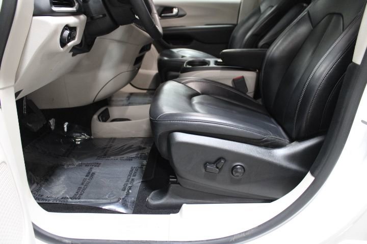 Used 2023 Chrysler Pacifica Touring-L image 20