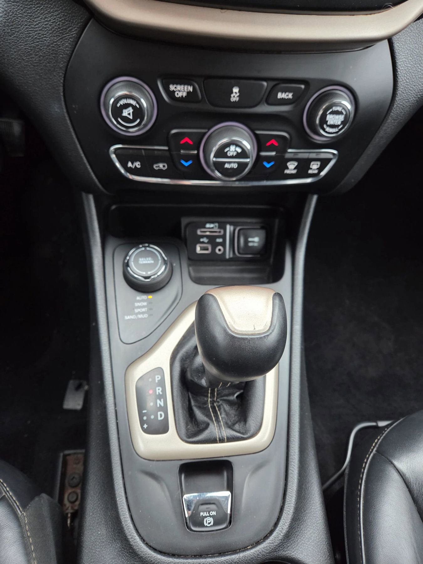 Used 2017 Jeep Cherokee Limited image 28