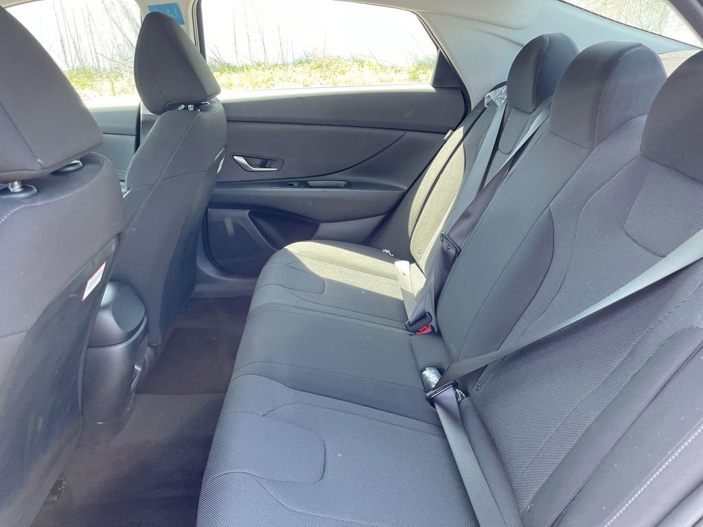 Certified 2025 Hyundai Elantra SE image 48