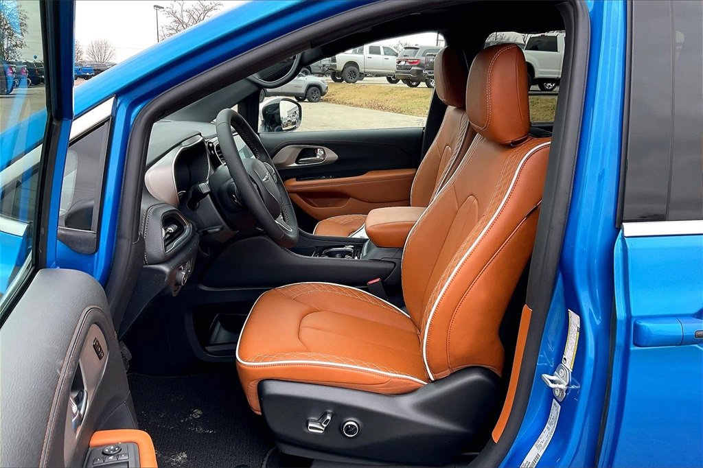 New 2026 Chrysler Pacifica Pinnacle w/ Trailer Tow Group image 9