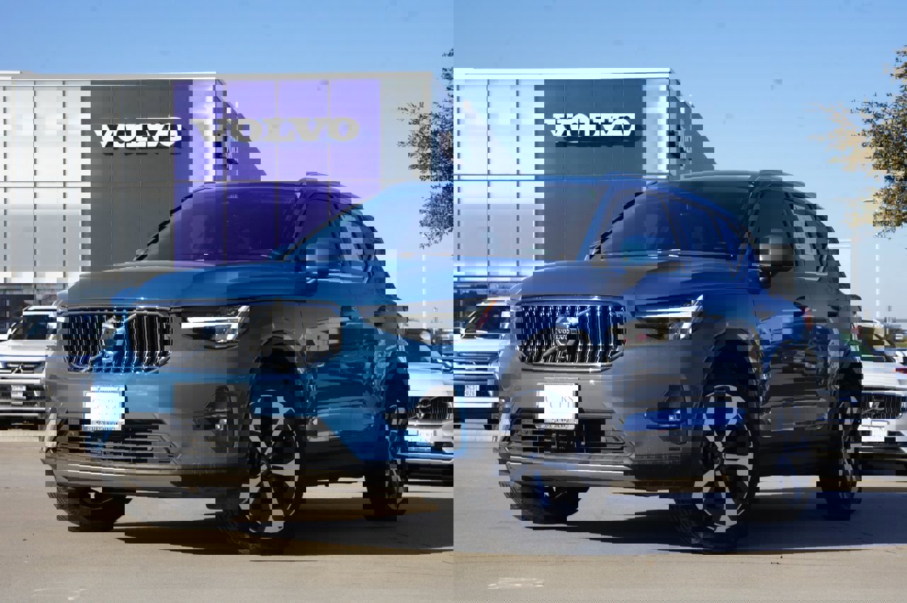 Certified 2025 Volvo XC40 B5 Plus video 1