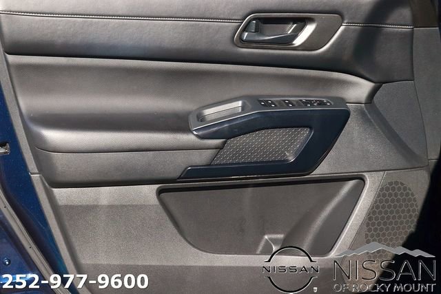 Used 2025 Nissan Pathfinder SV image 9