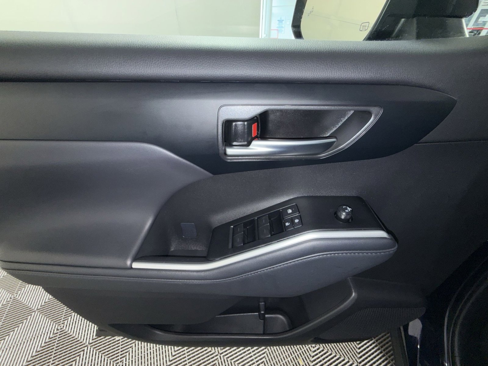 Used 2025 Toyota Highlander XLE FWD image 15