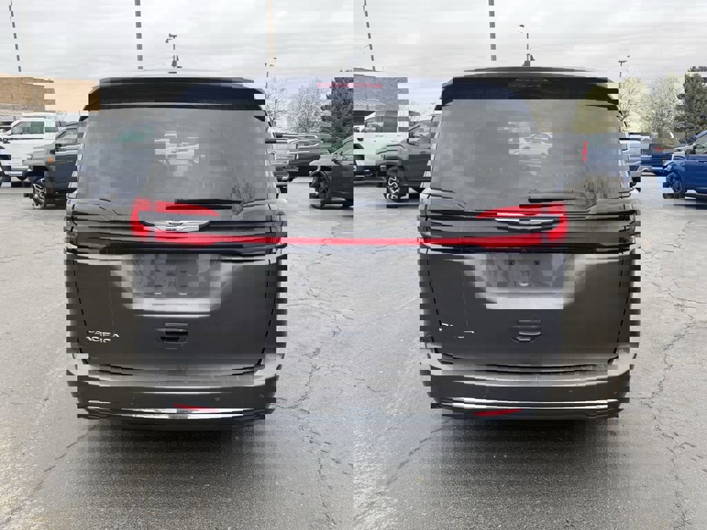 Used 2023 Chrysler Pacifica Touring-L image 4