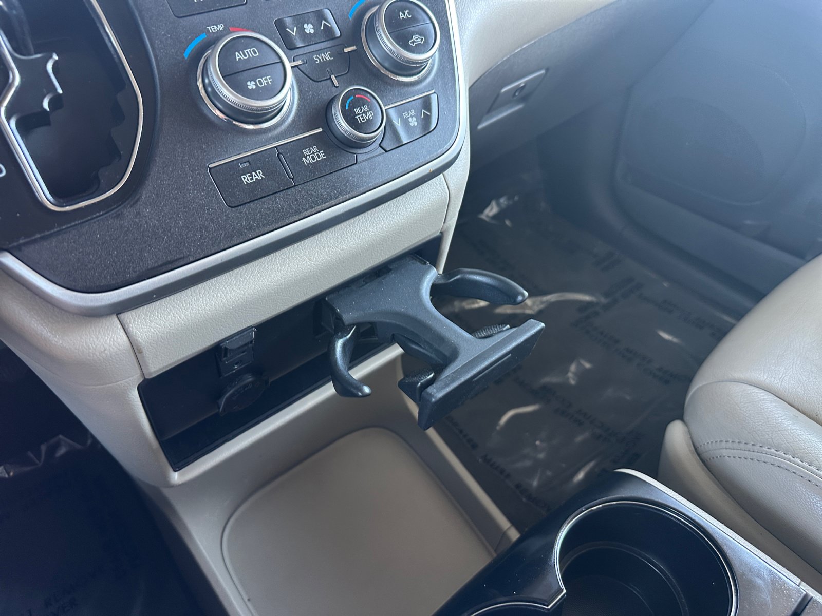 Used 2020 Toyota Sienna LE w/ Carpet Mat Package FWD image 25