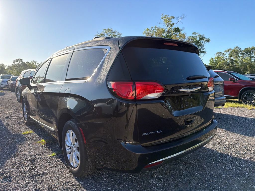 Used 2017 Chrysler Pacifica Touring-L w/ 13 Speaker Alpine Sound Group image 7