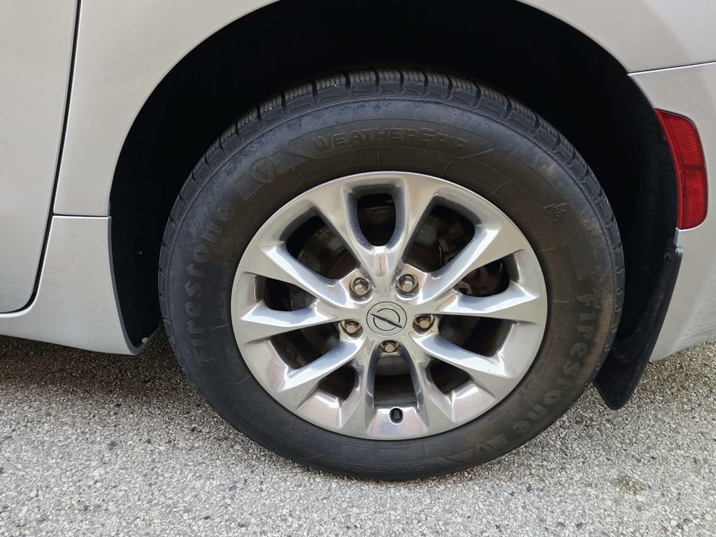 Used 2022 Chrysler Pacifica Touring-L AWD/4WD image 18