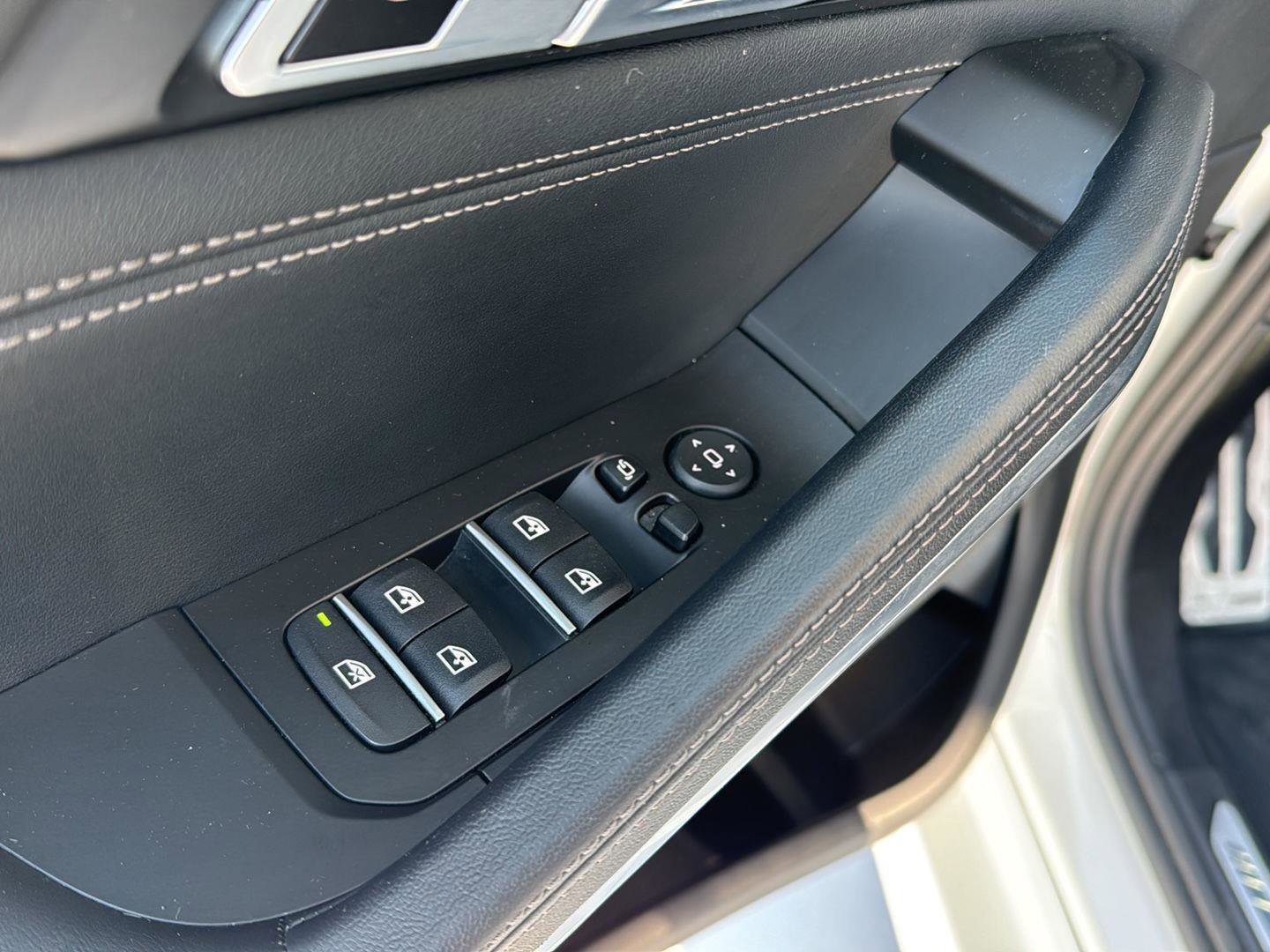 Certified 2024 BMW X6 xDrive40i w/ Premium Package image 28