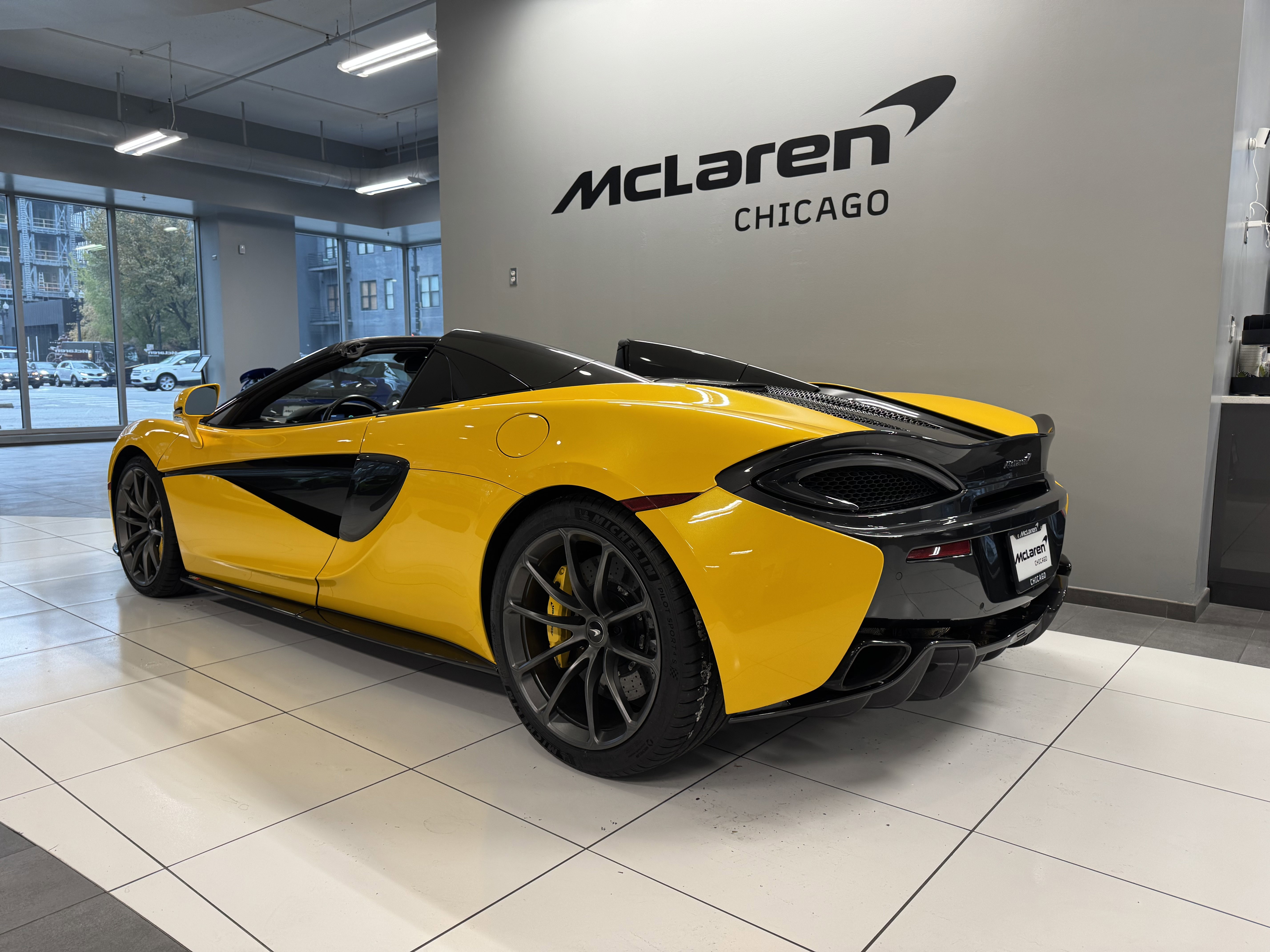 Used 2020 McLaren 570S Spider image 5