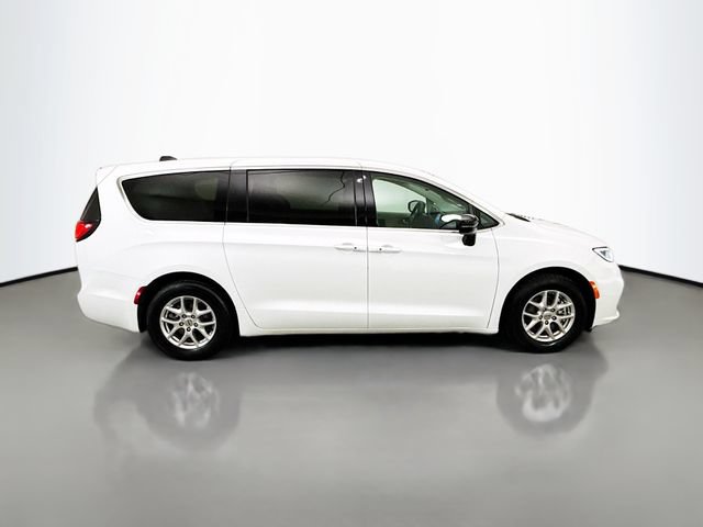 Used 2024 Chrysler Pacifica Touring-L FWD image 8