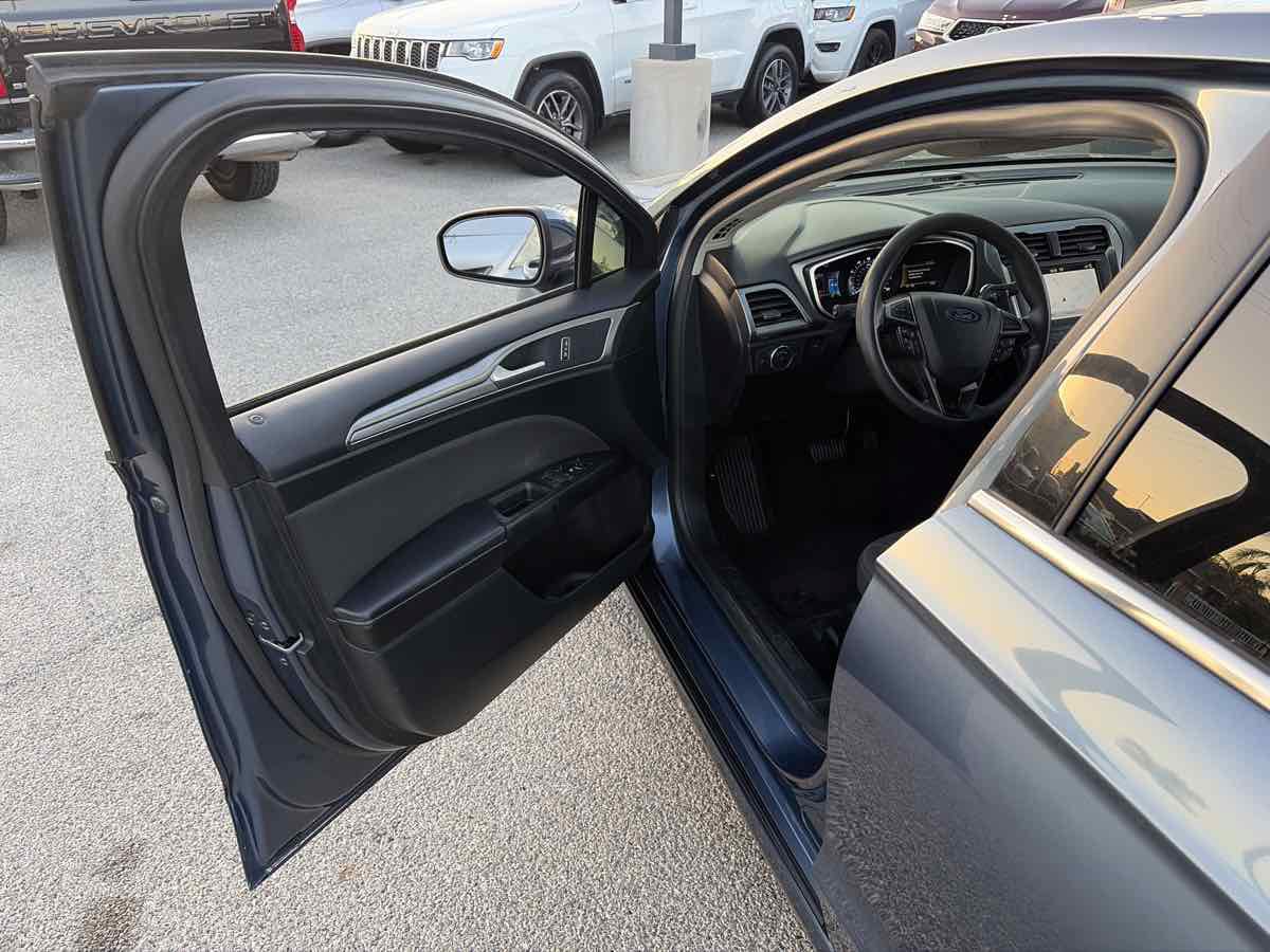 Used 2019 Ford Fusion SE FWD image 6