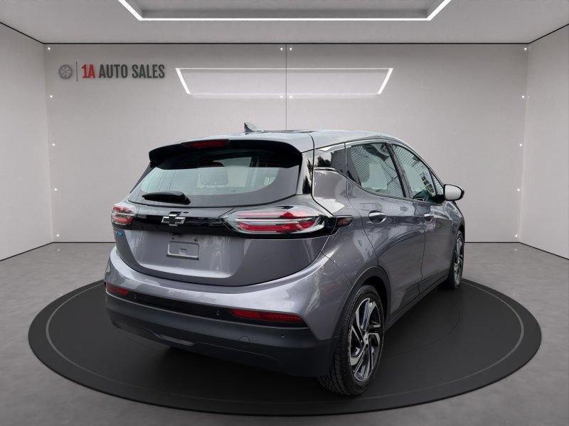 Used 2023 Chevrolet Bolt LT w/ 2LT w/ Infotainment Package FWD image 5