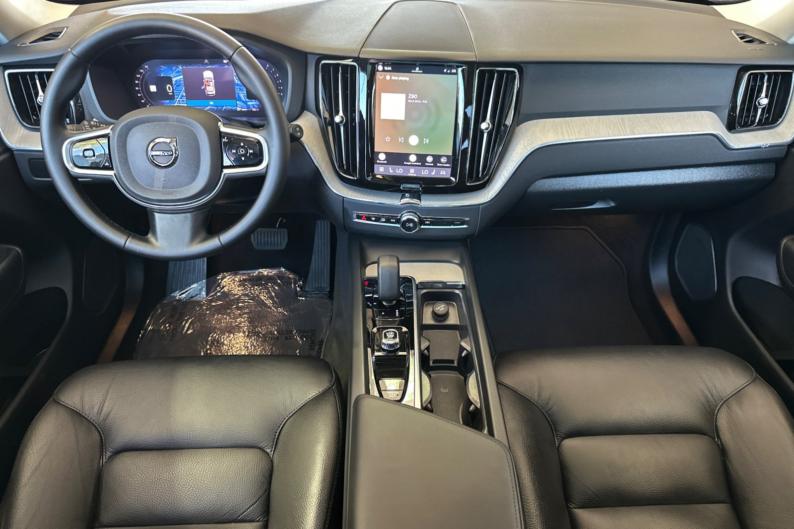 Certified 2025 Volvo XC60 B5 Plus AWD/4WD image 16