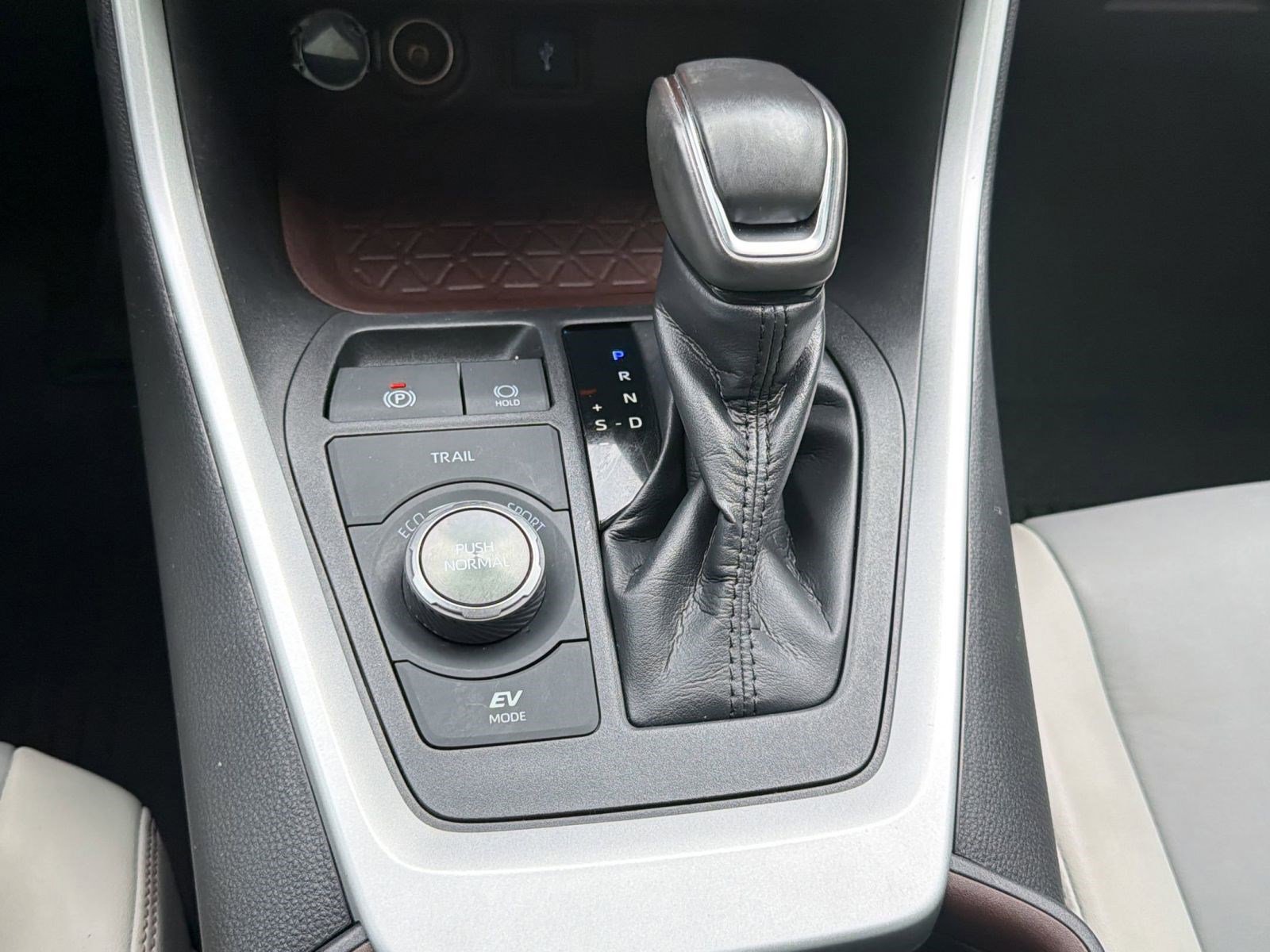 Used 2020 Toyota RAV4 Limited AWD/4WD image 17