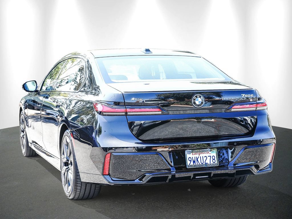 Used 2026 BMW 750e xDrive AWD/4WD image 4