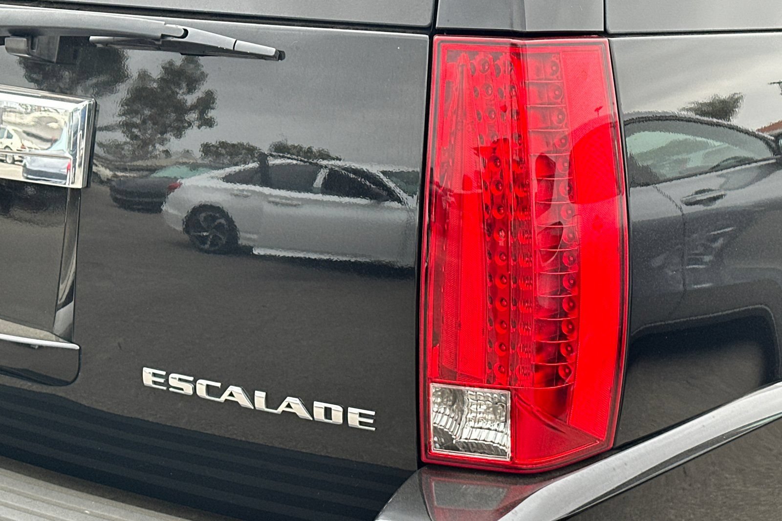Used 2011 Cadillac Escalade ESV Platinum AWD/4WD image 6