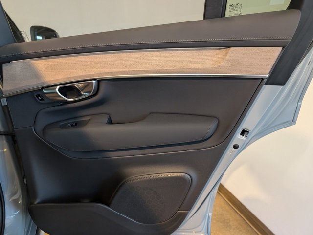 Used 2025 Volvo XC90 B6 Plus image 27