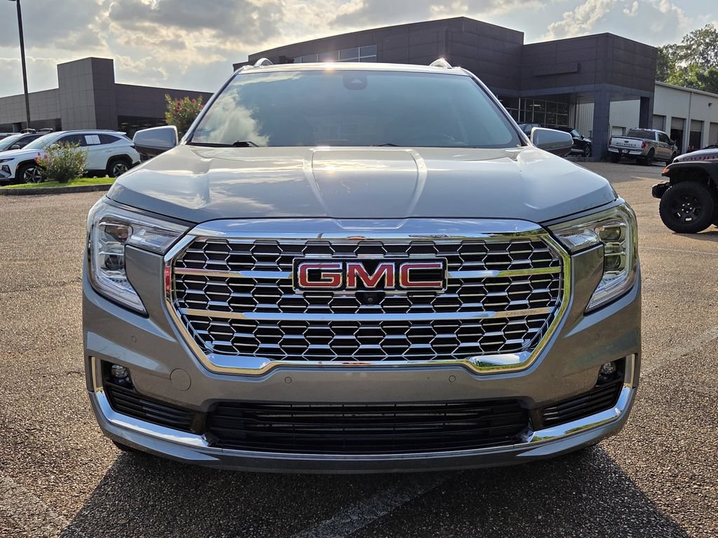 Used 2024 GMC Terrain Denali w/ Denali Premium Package AWD/4WD image 2