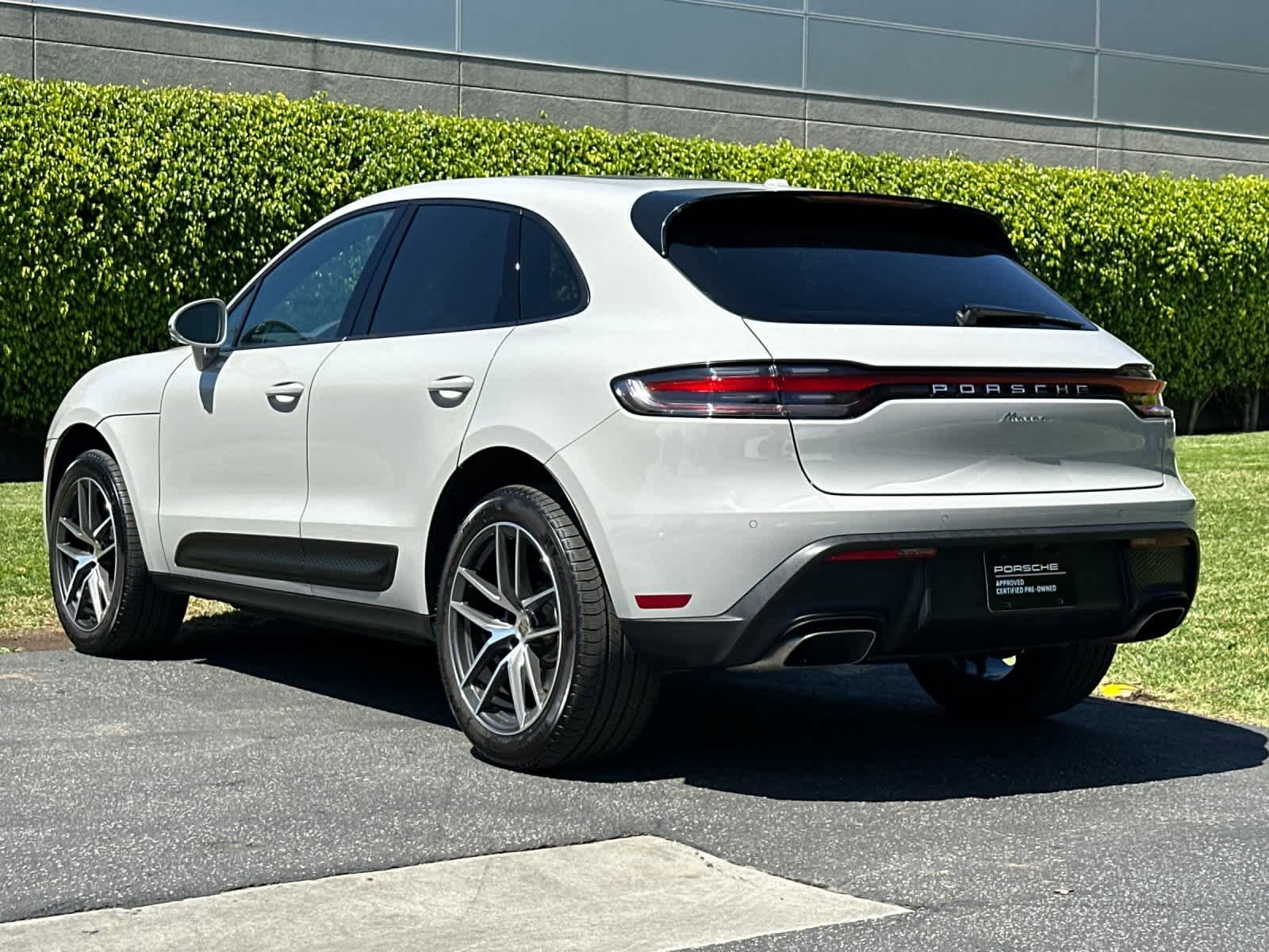 Certified 2025 Porsche Macan AWD/4WD image 3
