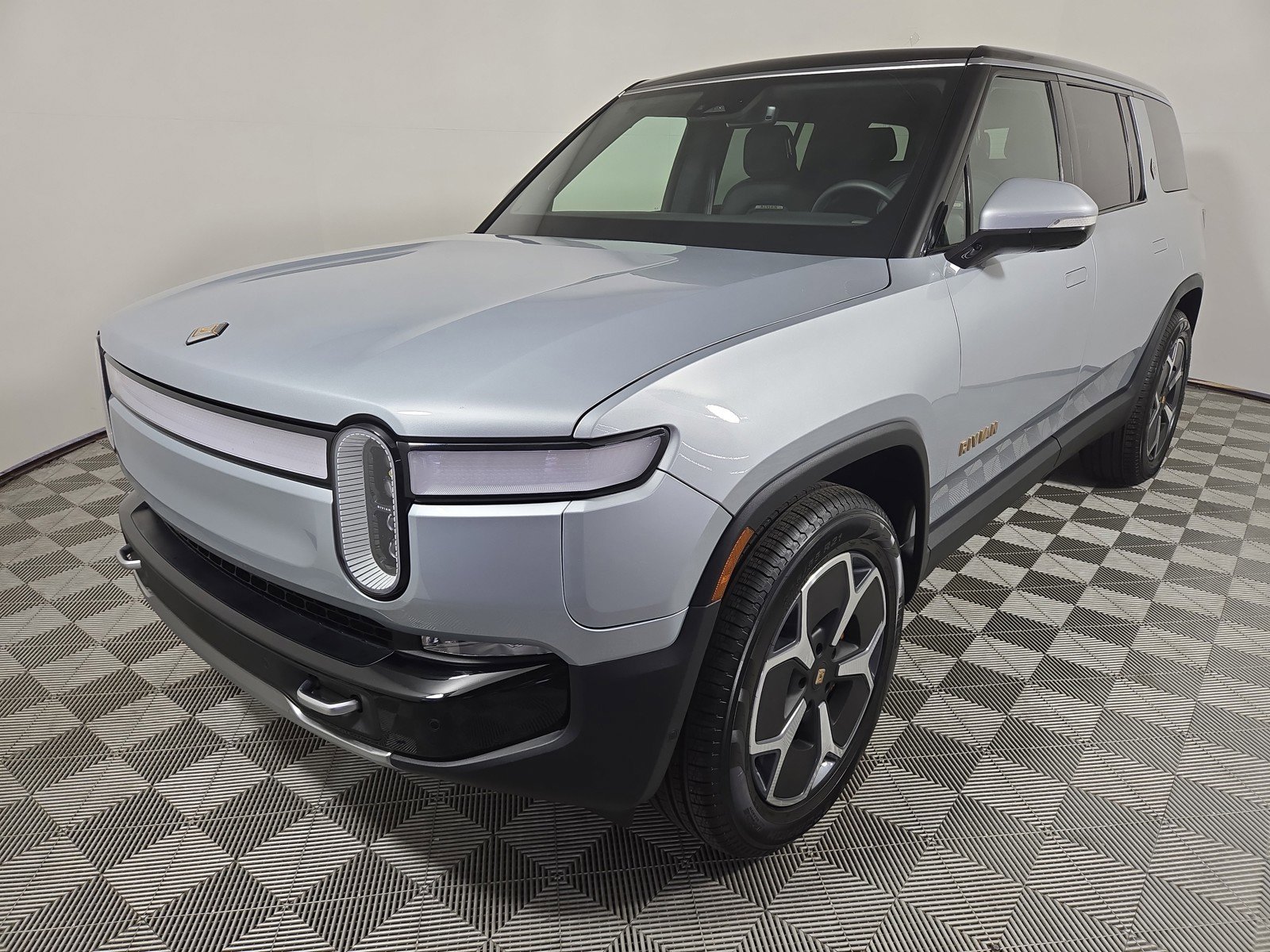 Used 2024 Rivian R1S Adventure AWD/4WD image 1