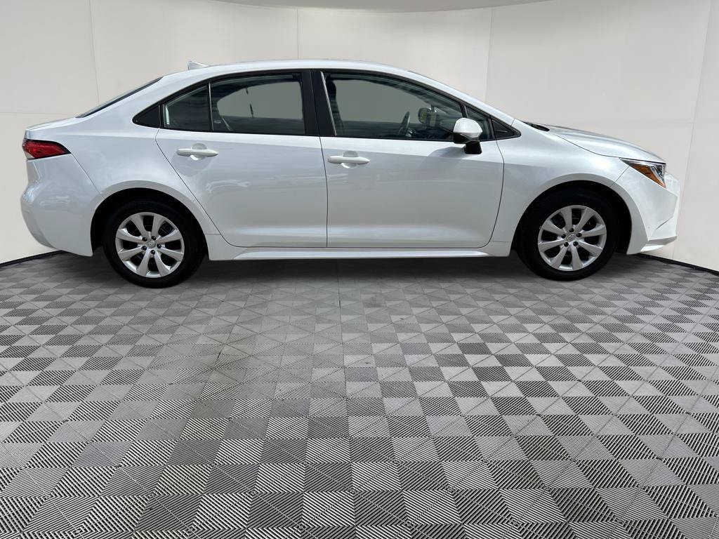 Used 2025 Toyota Corolla LE FWD image 8