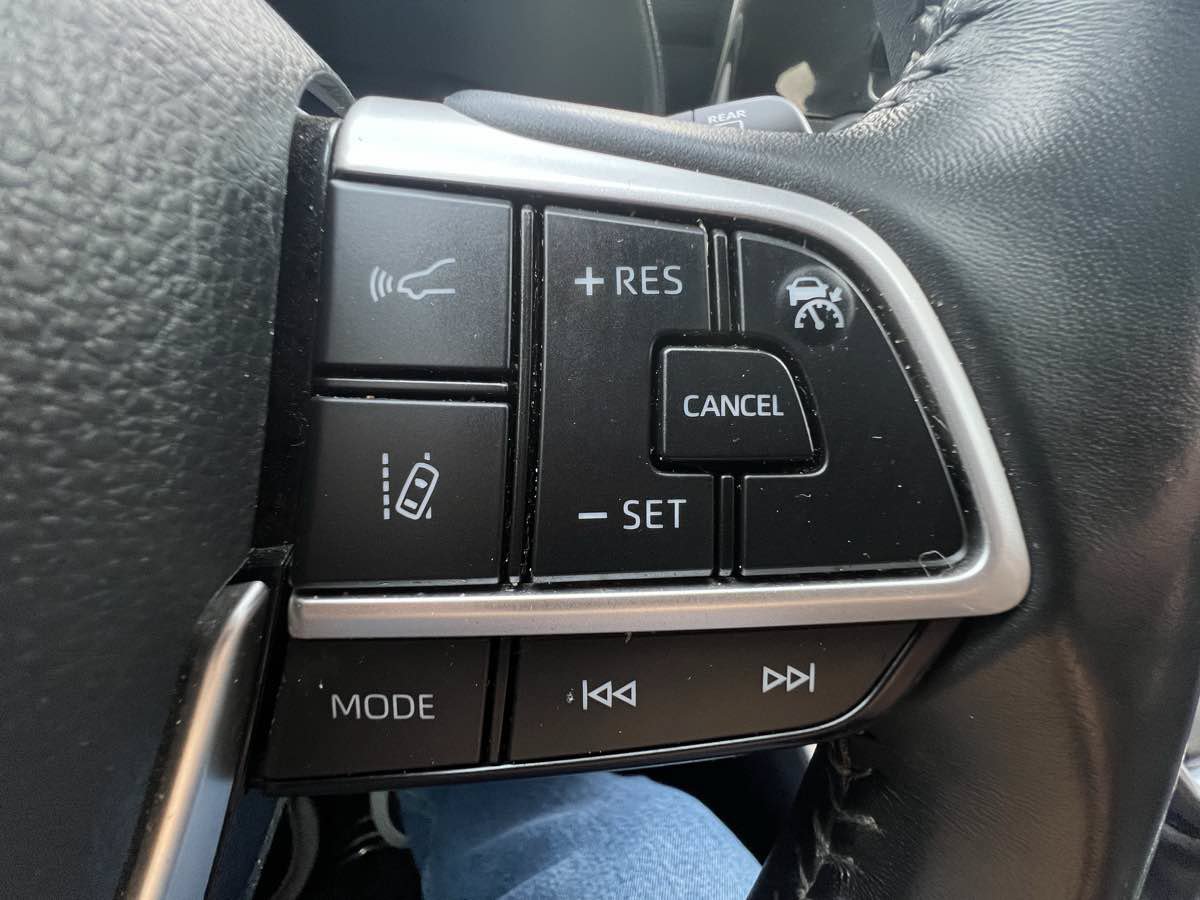 Used 2023 Toyota Highlander LE AWD/4WD image 29
