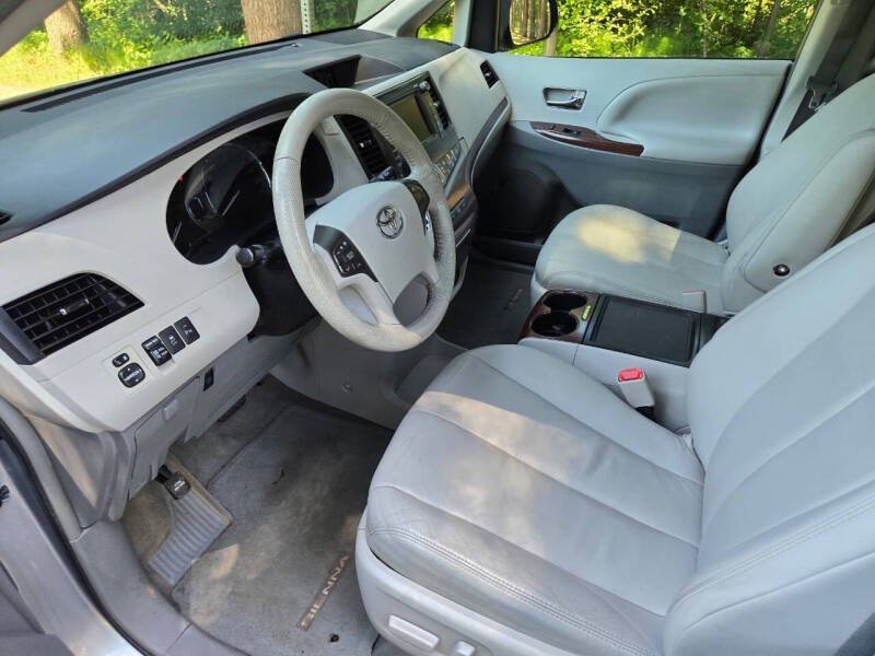 Used 2012 Toyota Sienna XLE w/ Premium Pkg FWD image 11
