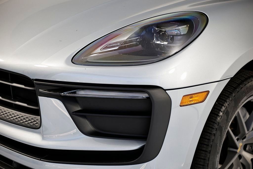 Certified 2025 Porsche Macan image 11