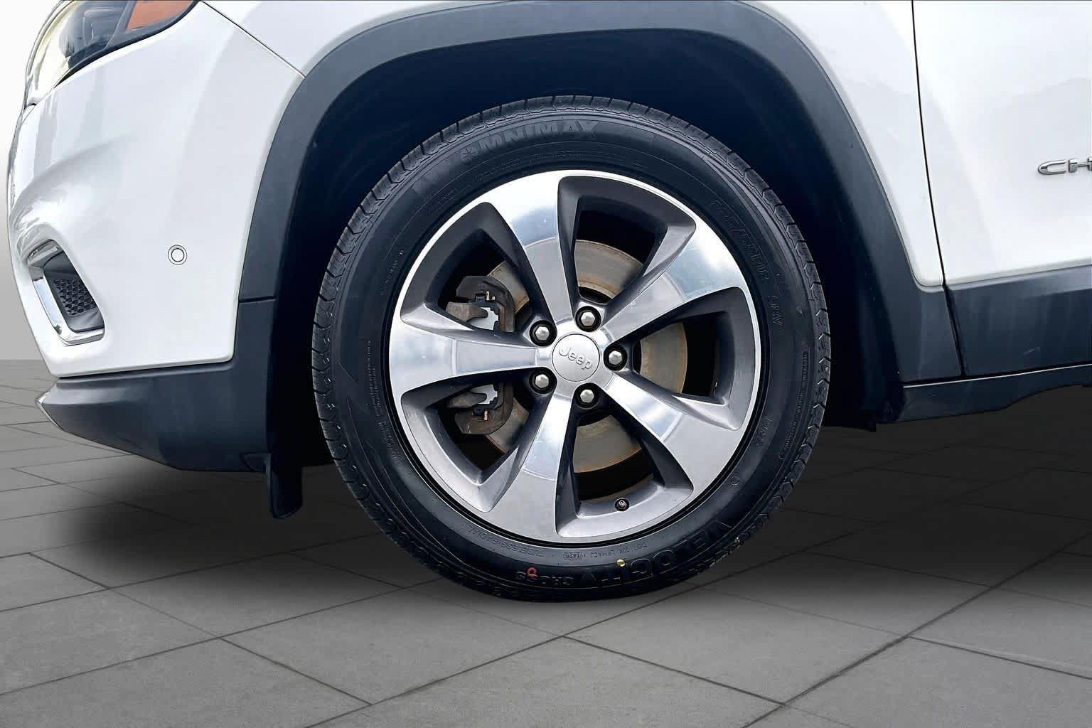 Used 2019 Jeep Cherokee Limited w/ Technology Group FWD image 11