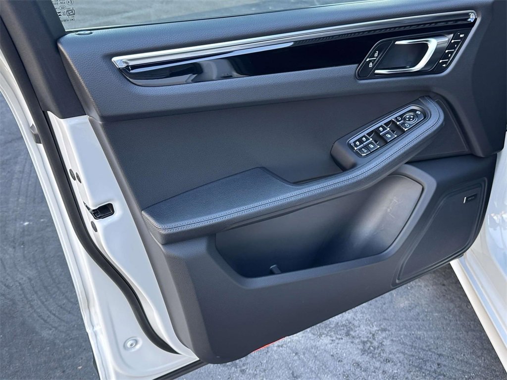 Used 2025 Porsche Macan image 17