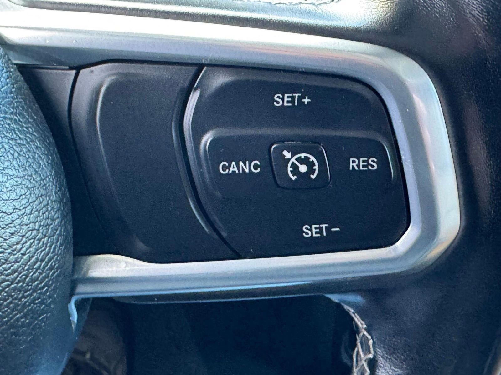 Used 2022 Jeep Wrangler Unlimited Sahara w/ Dual Top Group AWD/4WD image 19