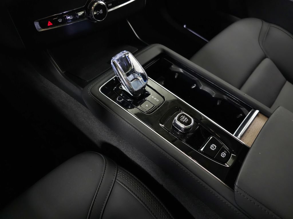 Certified 2025 Volvo XC90 B5 Plus AWD/4WD image 32
