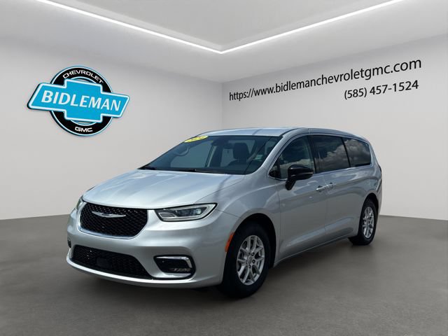 Used 2024 Chrysler Pacifica Touring-L FWD image 3