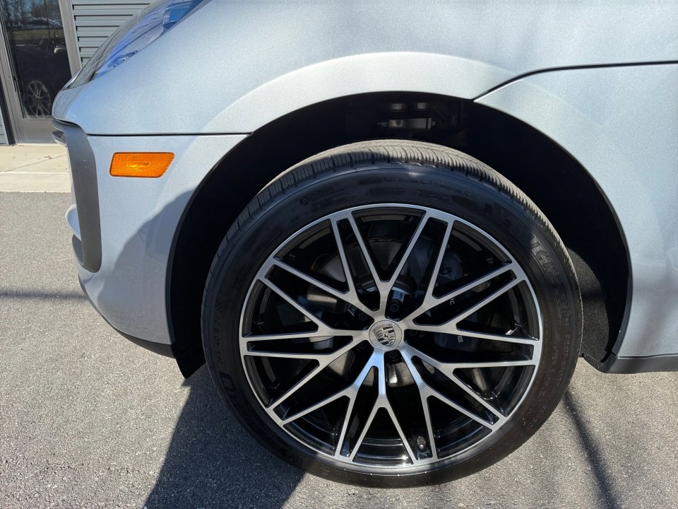 Certified 2025 Porsche Macan Turbo image 11