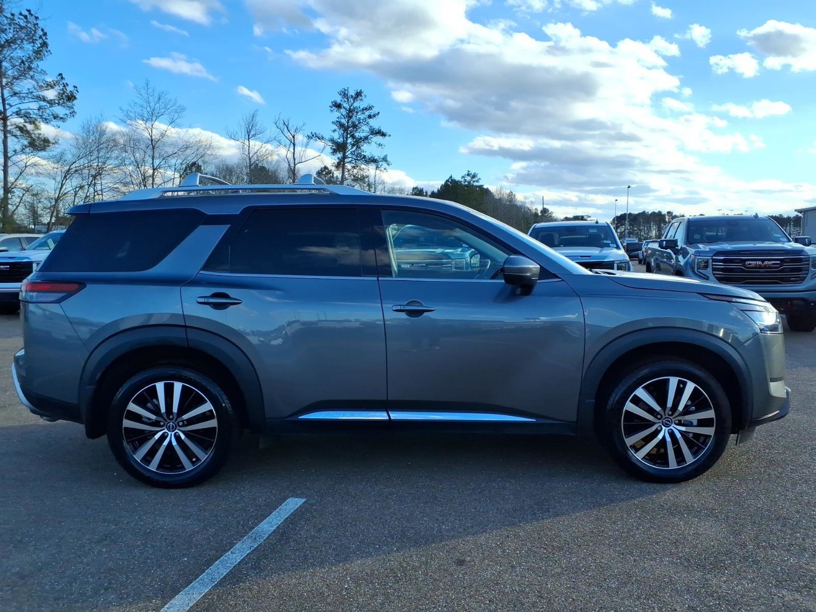 Used 2023 Nissan Pathfinder Platinum video 3