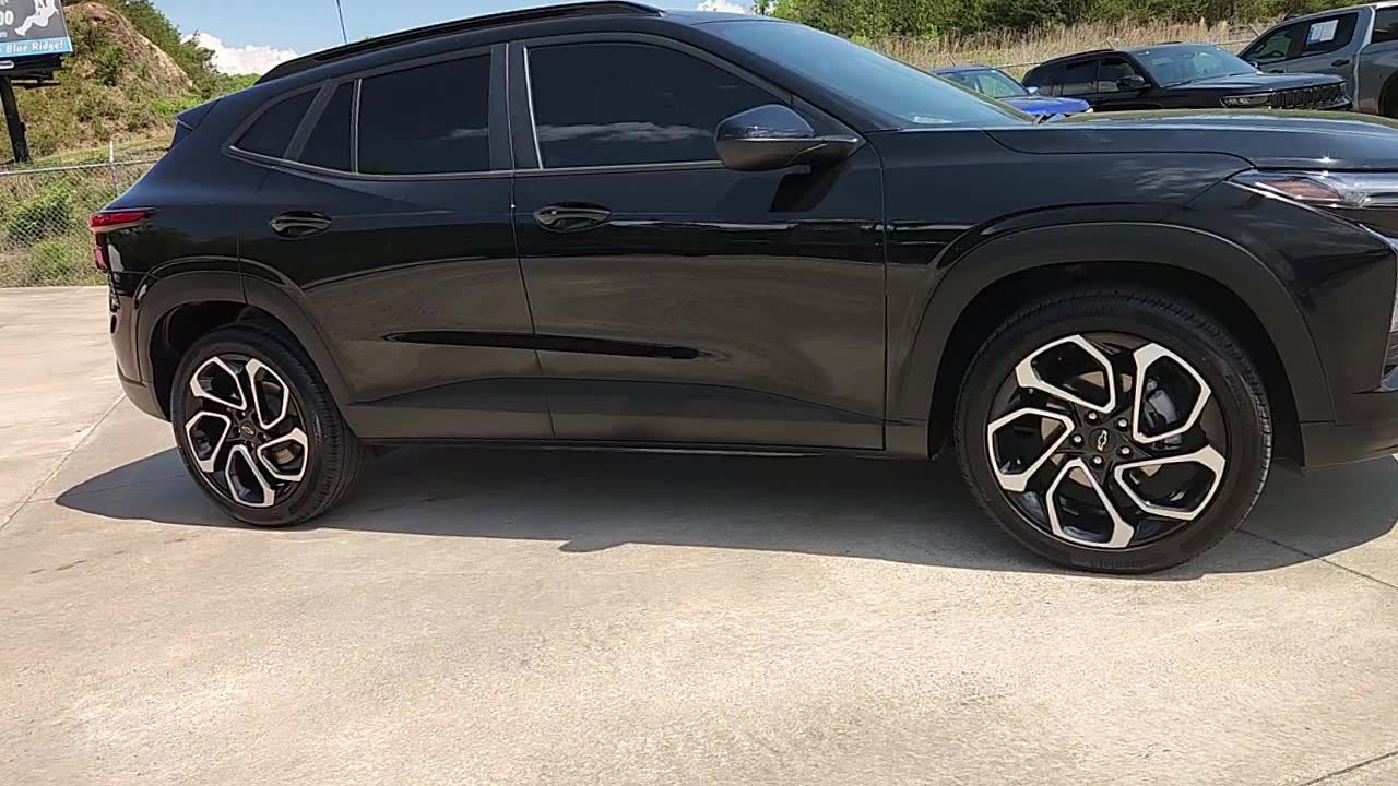 Used 2025 Chevrolet Trax RS w/ Sunroof Package FWD image 9