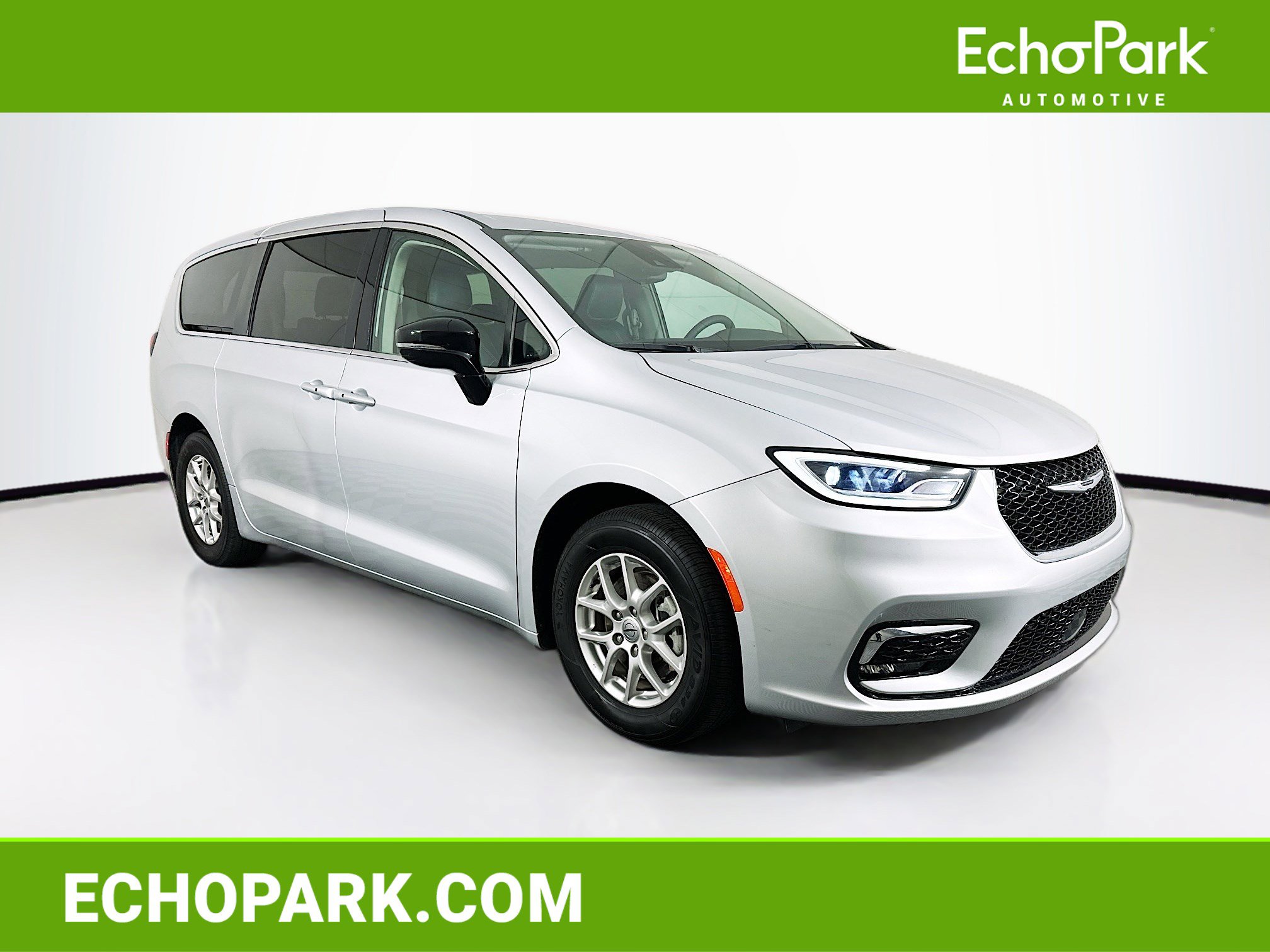 Used 2024 Chrysler Pacifica Touring-L image 1