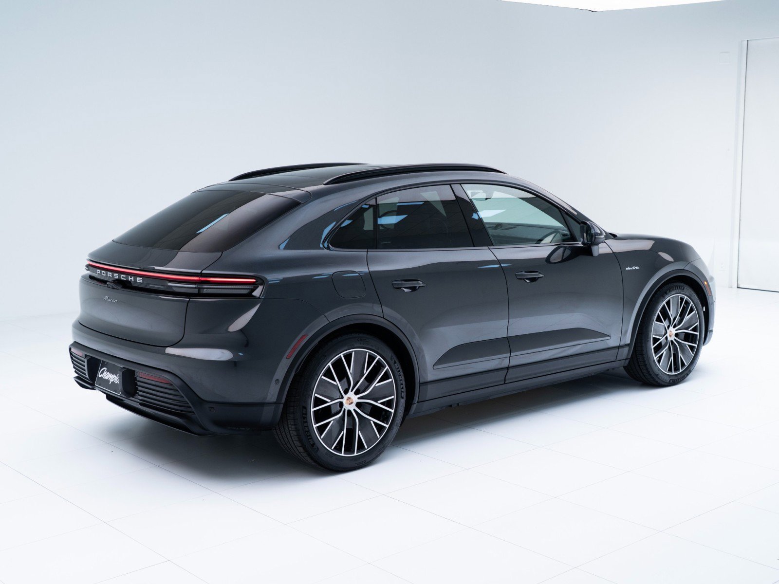 Certified 2025 Porsche Macan Electric image 9
