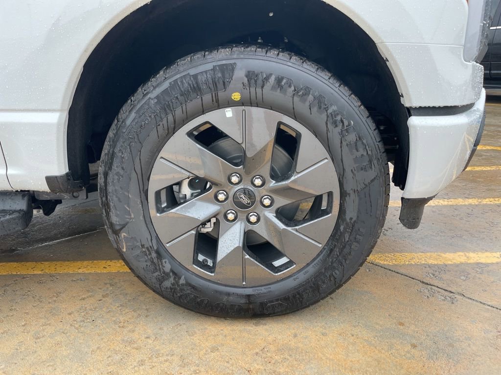 New 2025 Ford F150 Lightning Lariat image 31