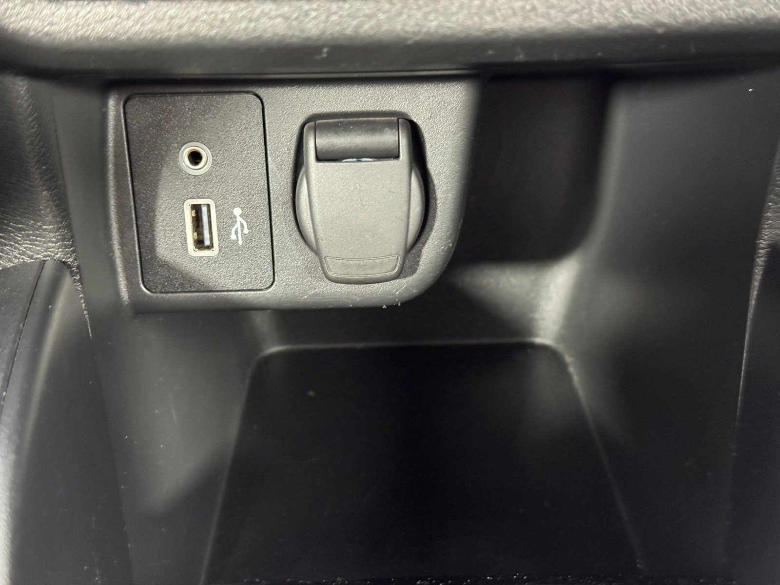 Used 2022 Nissan Versa SV w/ Electronics Package image 24