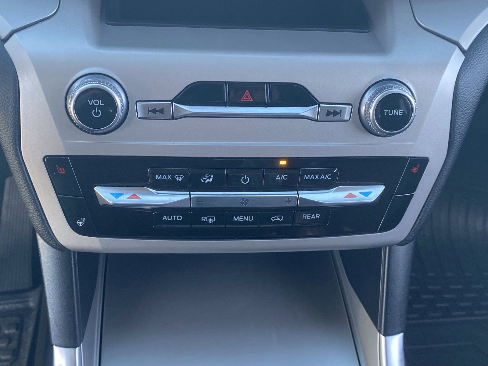 Used 2023 Ford Explorer XLT w/ Equipment Group 202A RWD image 28