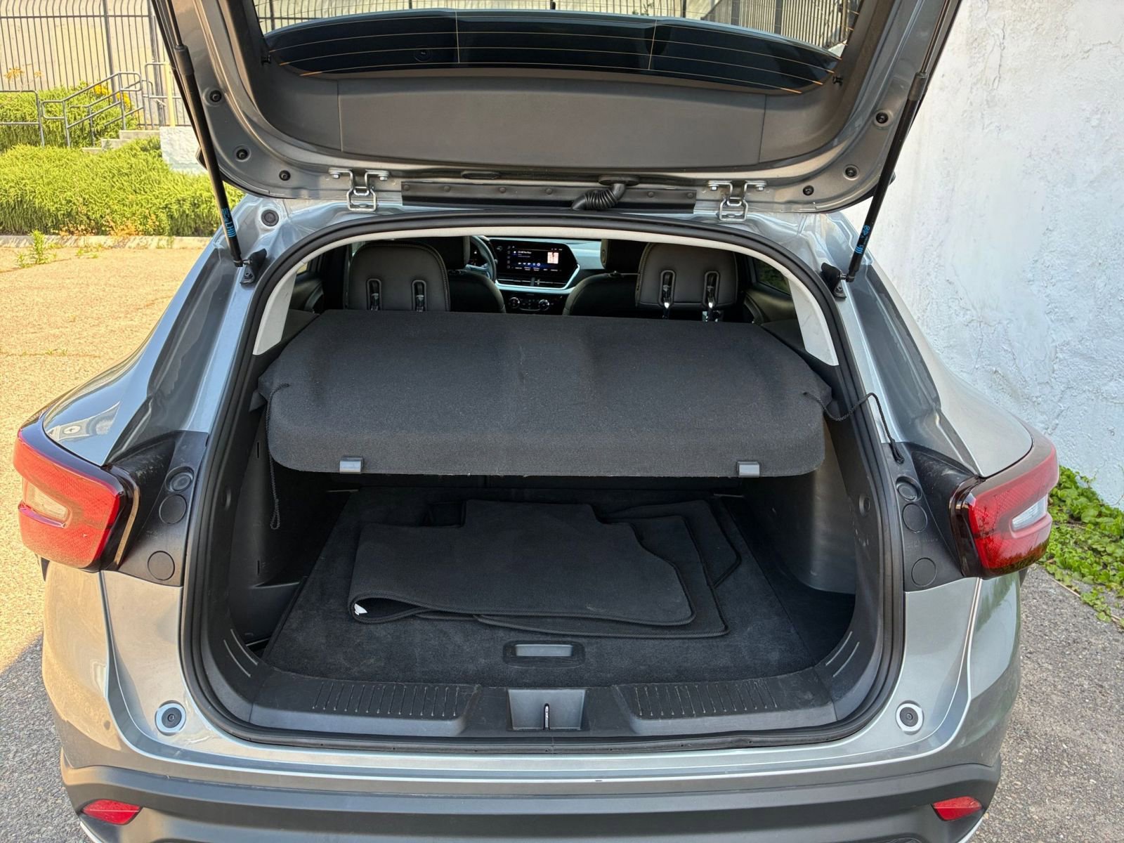 Used 2025 Chevrolet Trax LT image 30