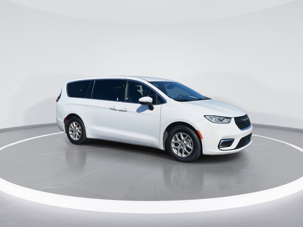 Used 2023 Chrysler Pacifica Touring FWD image 2