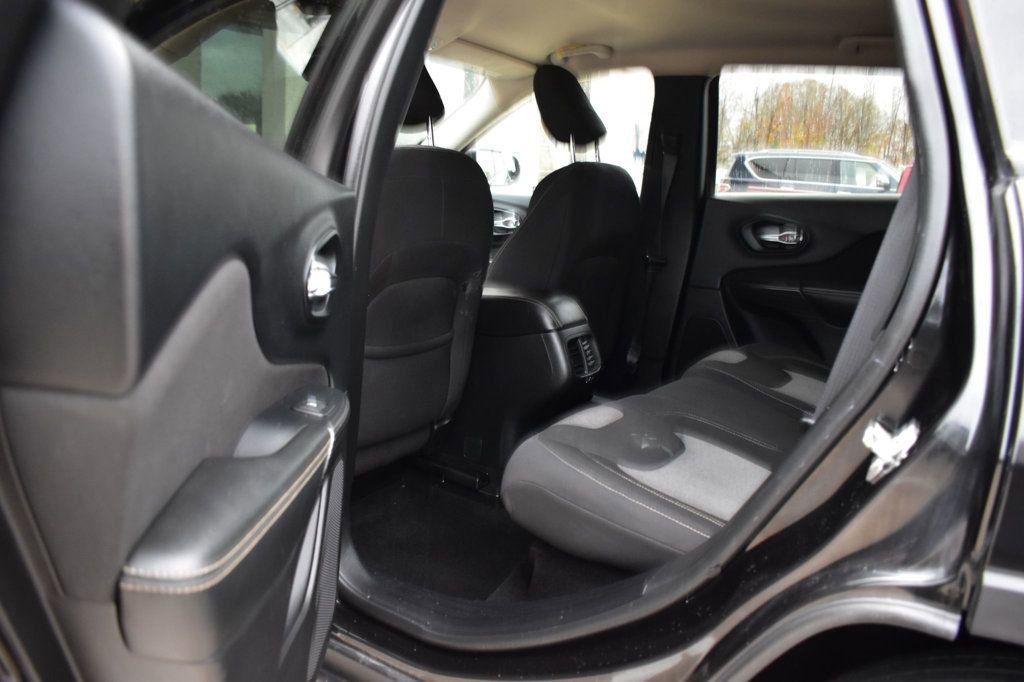 Used 2016 Jeep Cherokee Sport image 20
